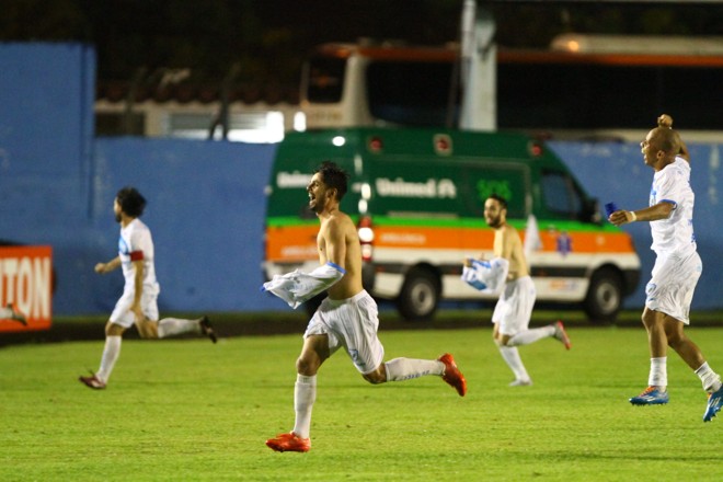 Jogadores do Londrina festejam a classificação à final | Gilberro Abelha/Jornal de Londrina