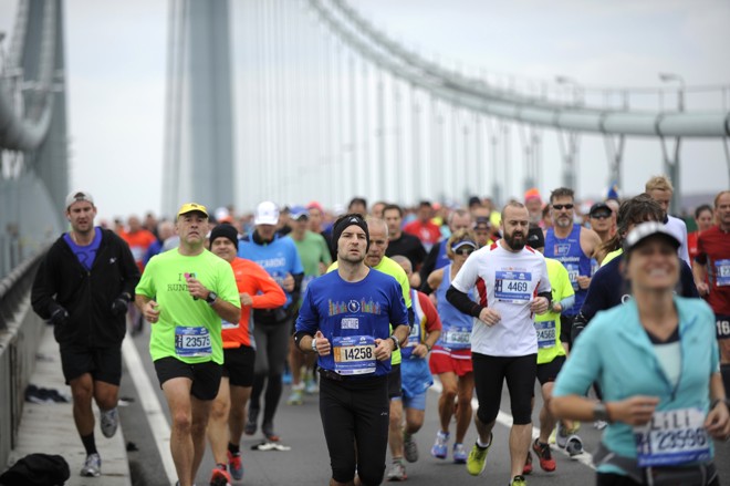 Maratonistas passam pela Ponte Verrazano-Narrows na Maratona de Nova York. | Eric Sucar/USA Today Sports
