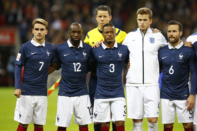 Jogadores da França e da Inglaterra se uniram no hino nacional francês. | Darren Staples/REUTERS