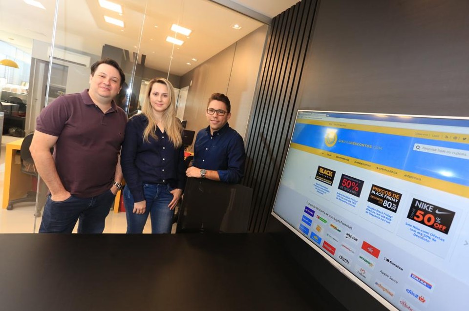 Entre os grandes do país: os sócios Marcos Oliveira, Eliane Friedrich e Idalberto Junior. | Ivonaldo Alexandre/Gazeta do Povo