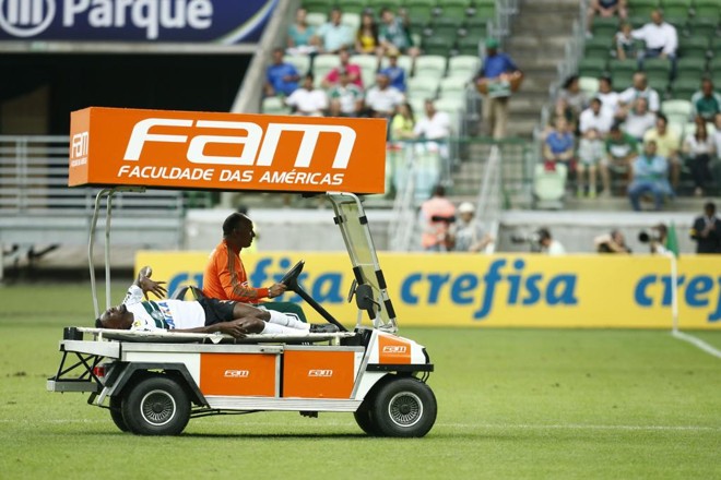 Negueba sai de campo na maca móvel depois de uma falta forte. | Hugo Harada/Gazeta do Povo