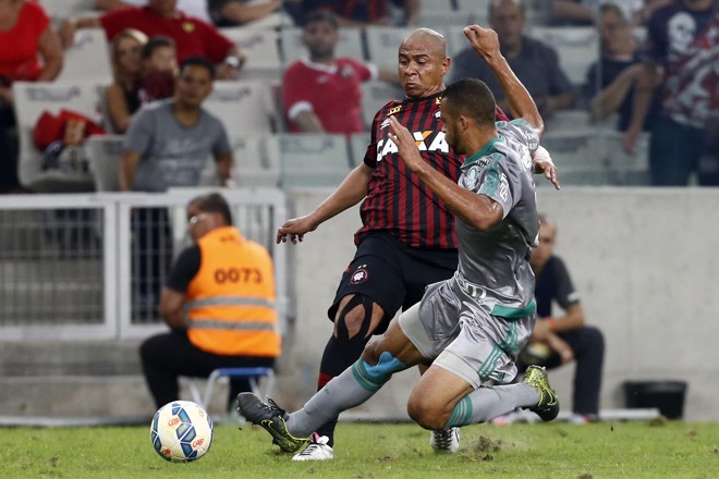 Walter tenta passar pela marcação do Palmeiras. | Albari Rosa/Gazeta do Povo