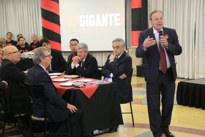 Sallim, candidado de Petraglia (de frente na mesa), representa o atual presidente na eleição do Atlético. | Pedro Serapio/Gazeta do Povo