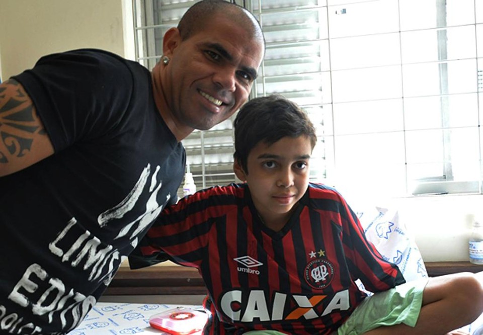 Alessandro visitou crianças no Hospital Pequeno Príncipe. | Marco Oliveira/Atlético