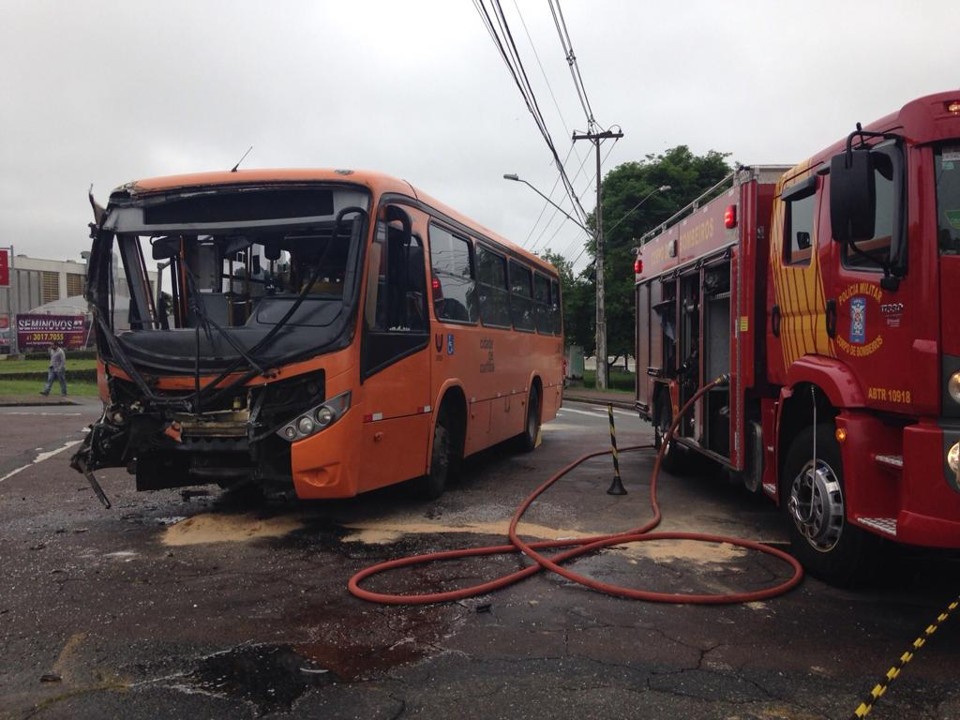 Ônibus da linha Mossunguê colidiu com micro-ônibus que estava a caminho de um congresso de veterinária | Felipe Rosa/Tribuna do Paraná