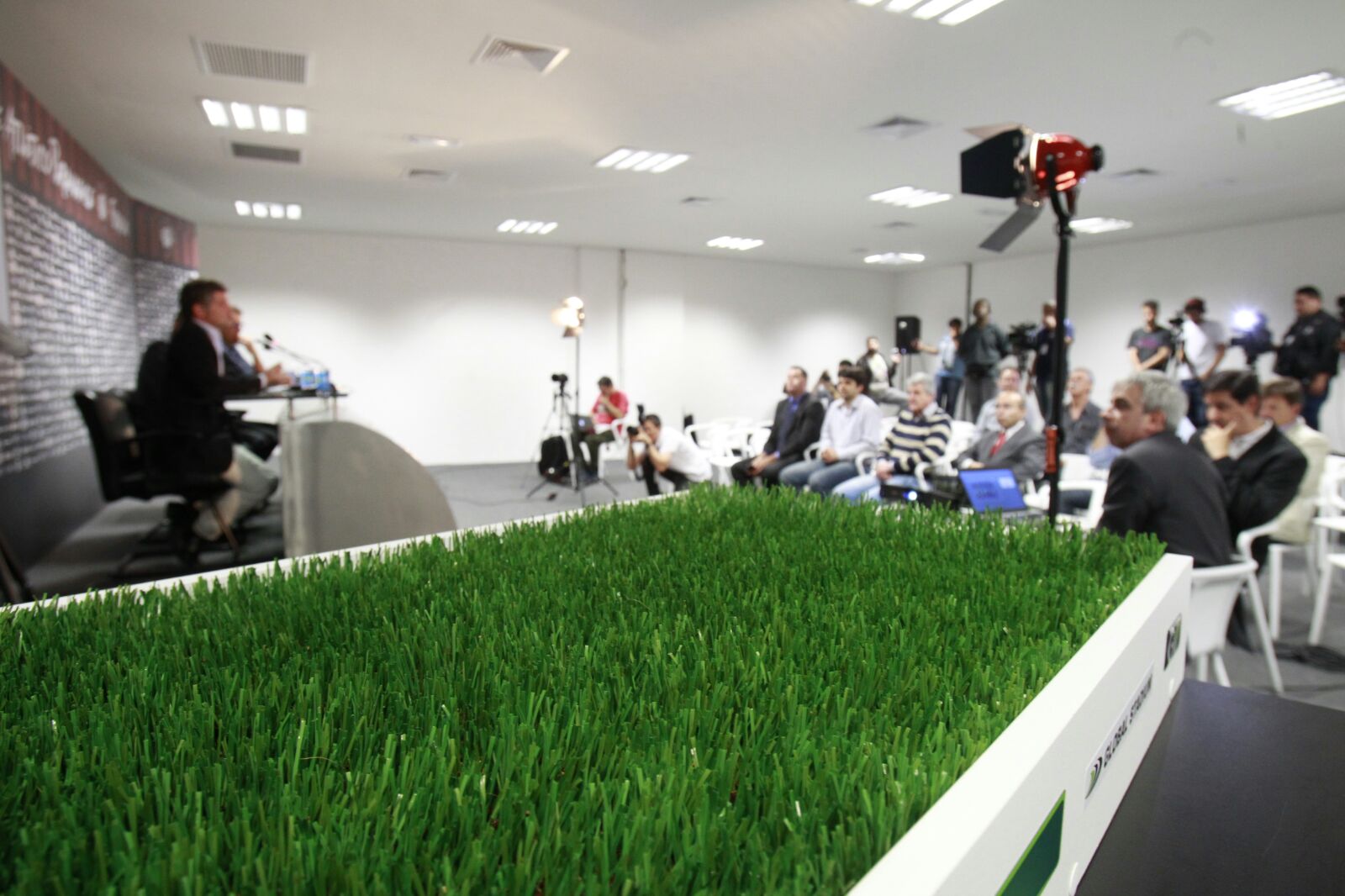 Empresa Global Stadium mostra material sintético para a Arena da Baixada. | Daniel Castellano/Gazeta do Povo