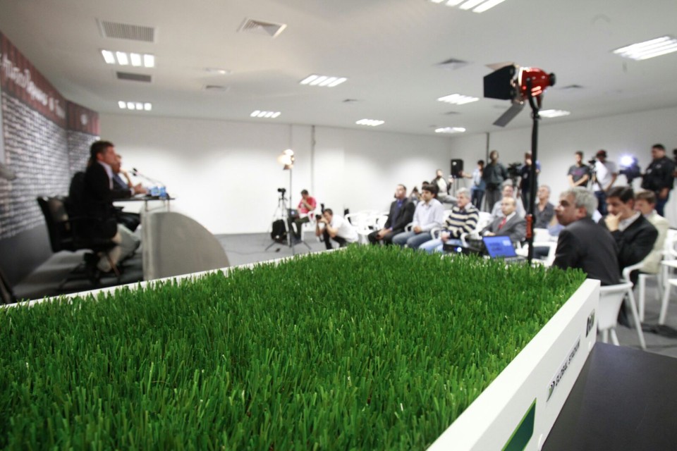 Empresa Global Stadium mostra material sintético para a Arena da Baixada. | Daniel Castellano/Gazeta do Povo