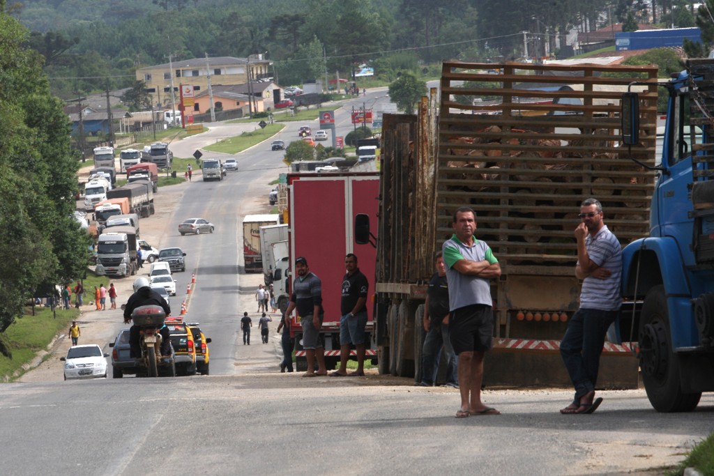 Motoristas protestam em Almirante Tamandaré, no Paraná.