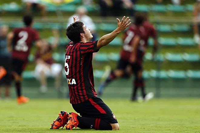 Jogadores comemorando a classificação para a final do Campeonato Brasileiro 2015 sub 20 | Albari Rosa/Gazeta do Povo