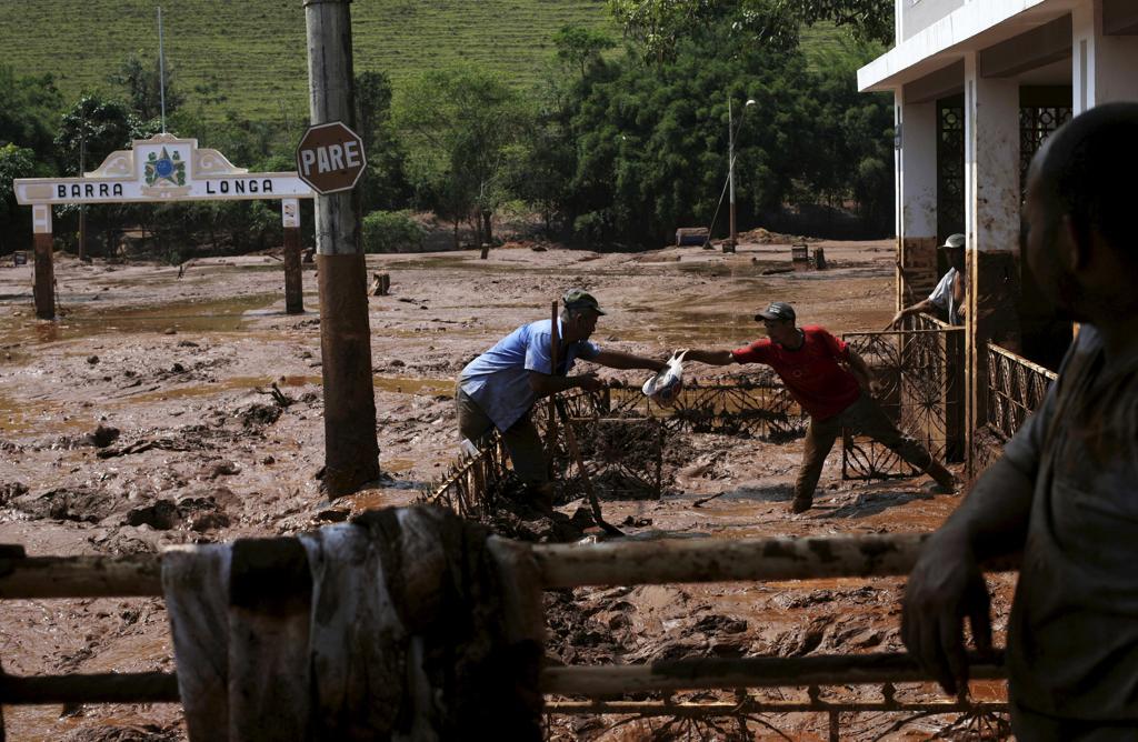 O “tsunami de lama” destruiu centenas de casas, arrastou carros e caminhões e deixou ao menos dois mortos | Ricardo Moraes/Reuters