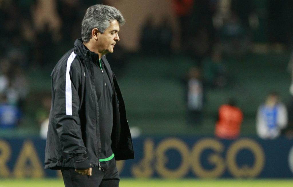 Ney Franco, que apostou na experiência contra o São Paulo, decidiu chamar os jovens contra o Figueirense. | Daniel Castellano/Gazeta do Povo