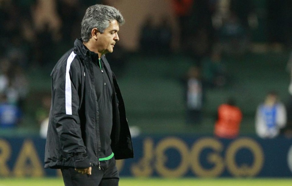 Ney Franco, que apostou na experiência contra o São Paulo, decidiu chamar os jovens contra o Figueirense. | Daniel Castellano/Gazeta do Povo