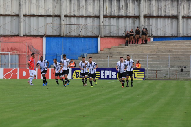 Paraná e Bragantino, pela 37ª rodada da Série B do Brasileiro | Ivonaldo Alexandre/Gazeta do Povo