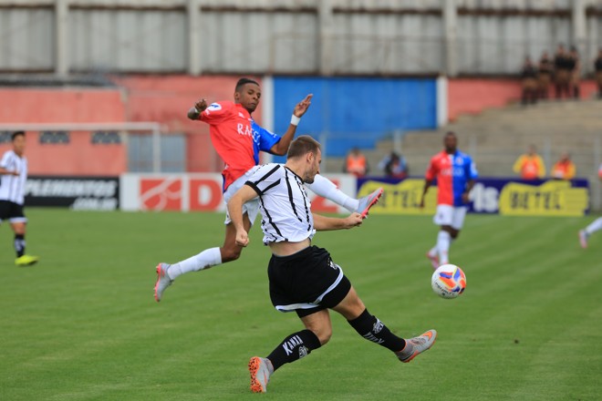 Paraná e Bragantino, pela 37ª rodada da Série B do Brasileiro | Ivonaldo Alexandre/Gazeta do Povo