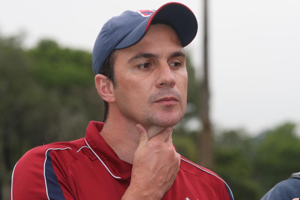 O técnico Fernando Miguel venceu apenas um de oito jogos no comando do Paraná: dia de bronca. | Aniele Nascimento/Gazeta do Povo