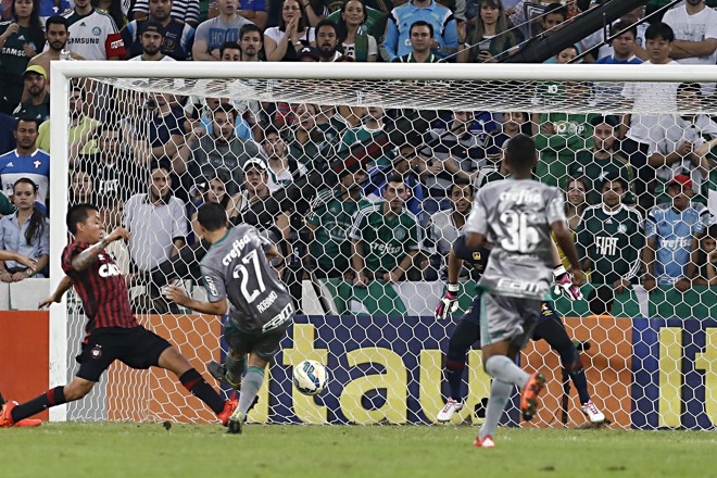 Robinho marca gol do Palmeiras contra o Atlético. | Albari Rosa/Gazeta do Povo