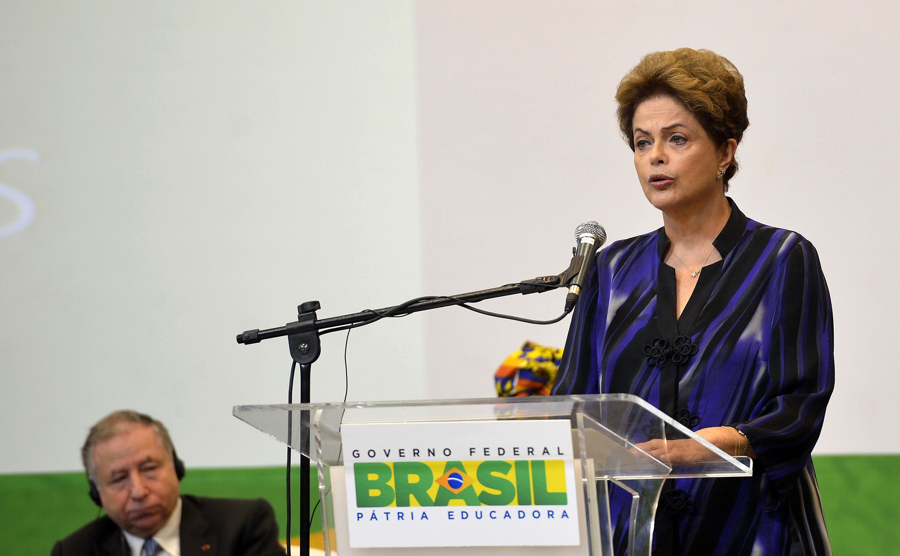 Na cerimônia, a presidente entregou títulos de posse e cessão de uso de terras para comunidades quilombolas. | Elza Fiuza/Agência Brasil