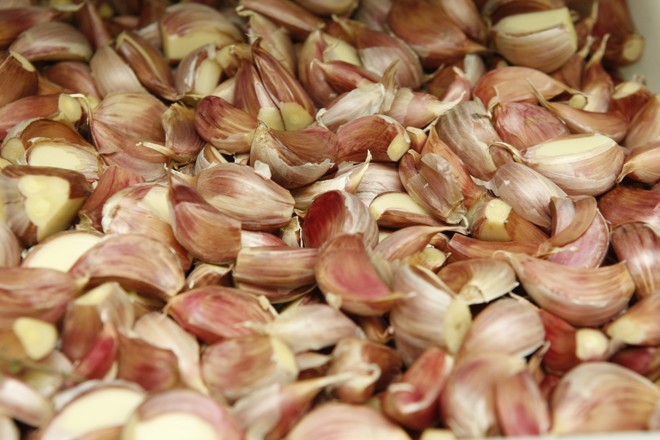 O alho é um dos produtos que mais subiram neste ano. A alta foi de 38,13% até outubro. Apesar de ter produção local, o Brasil importa alho de países do Mercosul e da China. Além de fatores climáticos, o dólar influenciou a disparada de preços. | Daniel Castellano/Gazeta do Povo