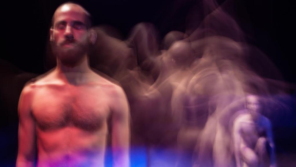 Monólogo “T³”, da Súbita Companhia, traz Cleydson Nascimento abordando os universos paralelos, com o público sendo convidado a se “reorganizar” no espaço. | Divulgação