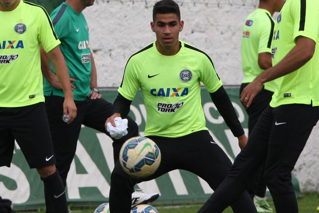 Meia Thiago Lopes afirma que jogo com o Palmeiras será mais uma batalha contra o rebaixamento. | Aniele Nascimento/Gazeta do Povo