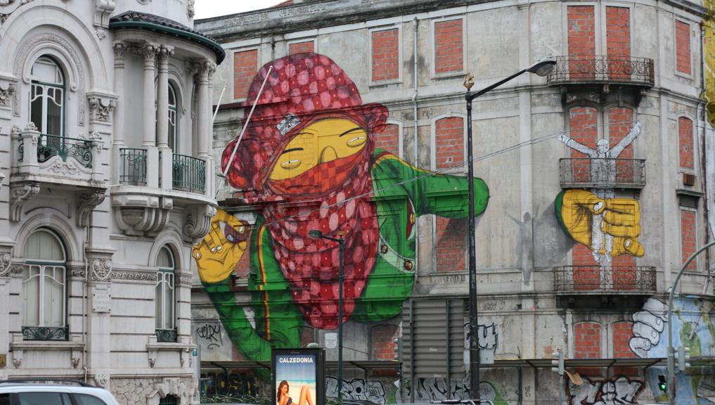 Mural dos Gêmeos ilustra prédio em Lisboa, capital portuguesa, em fotografia de 2011. | Erdalito/Wikimedia Commons