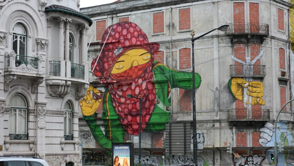 Mural dos Gêmeos ilustra prédio em Lisboa, capital portuguesa, em fotografia de 2011.