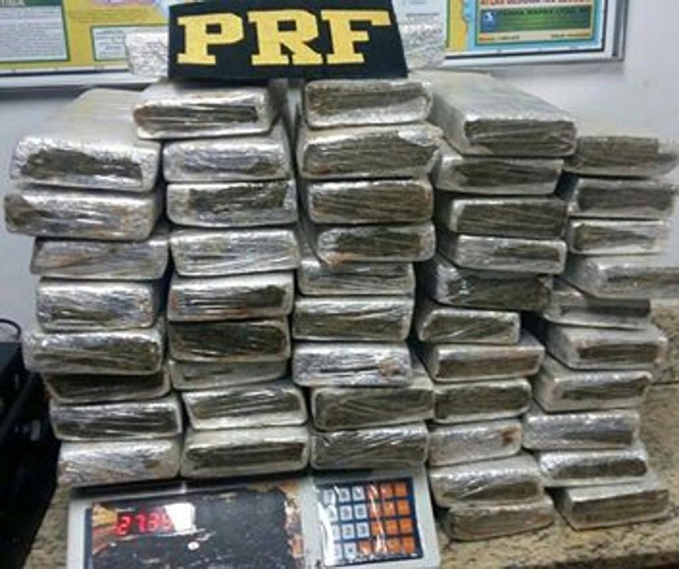 Apreendida com 48 kg de maconha, mulher será encaminhada à Delegacia da Polícia Federal, em Foz | Divulgação/PRF