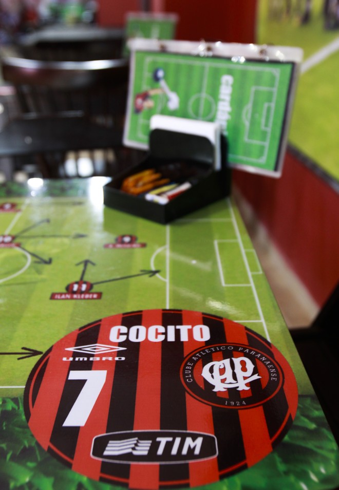 Mesa em homenagem ao volante Cocito nobar do Nem: ídolos da conquista do Brasileiro de 2001. | Daniel Castellano/Gazeta do Povo