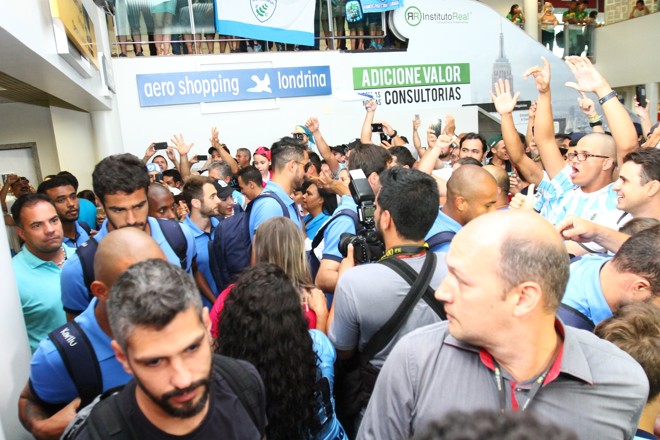 Torcida do Londrina recepciona o time após a conquista da Série C. | Roberto Custodio/Jornal de Londrina