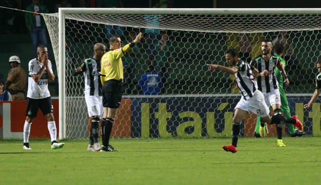 Yago comemora o gol de empate do Figueirense contra o Coritiba. | Daniel Castellano/Gazeta do Povo