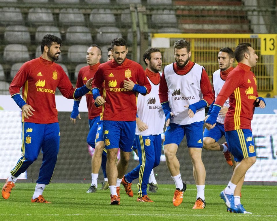 Jogadores da Espanha treinam no estádio em Bruxelas: amistoso com a Bélgica foi cancelado. | STRINGER/BELGIUM/REUTERS