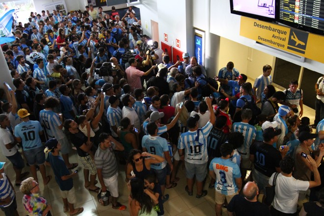 Torcida do Londrina aguarda o time no aeroporto após o vice da Série C. | Roberto Custodio/Jornal de Londrina