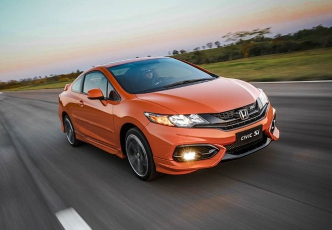 E 2014, a Honda traz novamente a versão Si, desta vez no formato cupê. Importado do Canadá, ele é impulsionado pelo motor é o 2.4, de 202 cv. |