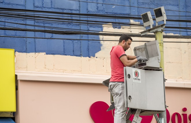 Funcionário da prefeitura instala radar na Área Calma. | Hugo Harada/Gazeta do Povo