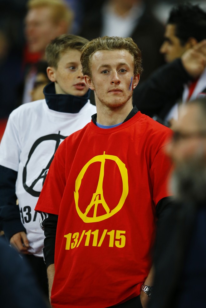 Torcedor inglês presta homenagem às vítimas dos atentados em Paris. | Darren Staples/REUTERS
