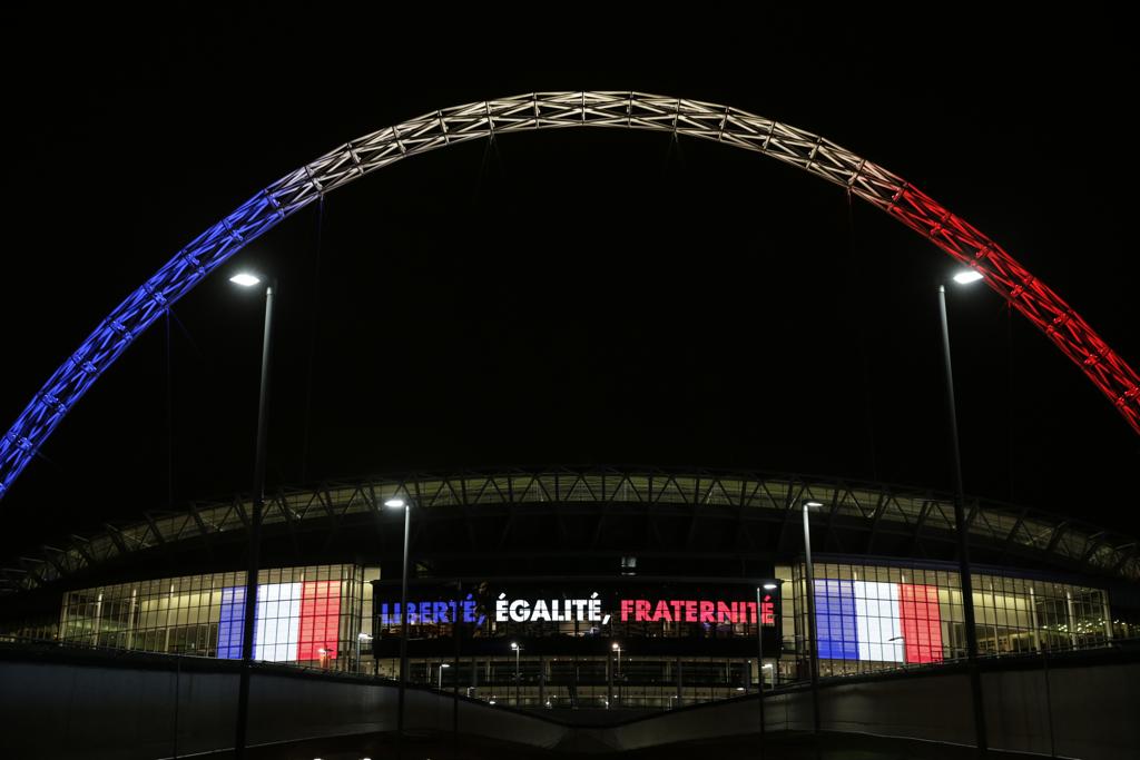 Estádio Wembley, onde jogam nesta terça-feira França e Inglaterra, faz homenagem aos franceses: jogo simbólico. | Henry Browne/Reuters