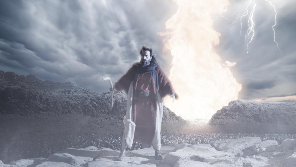 Moisés na tão falada cena em que Deus abre o Mar Vermelho para o povo hebreu, exibida na última terça-feira (10). A média da Record no horário nobre foi de 28,1 pontos contra 20,8 da Globo, em São Paulo . | Divulgação