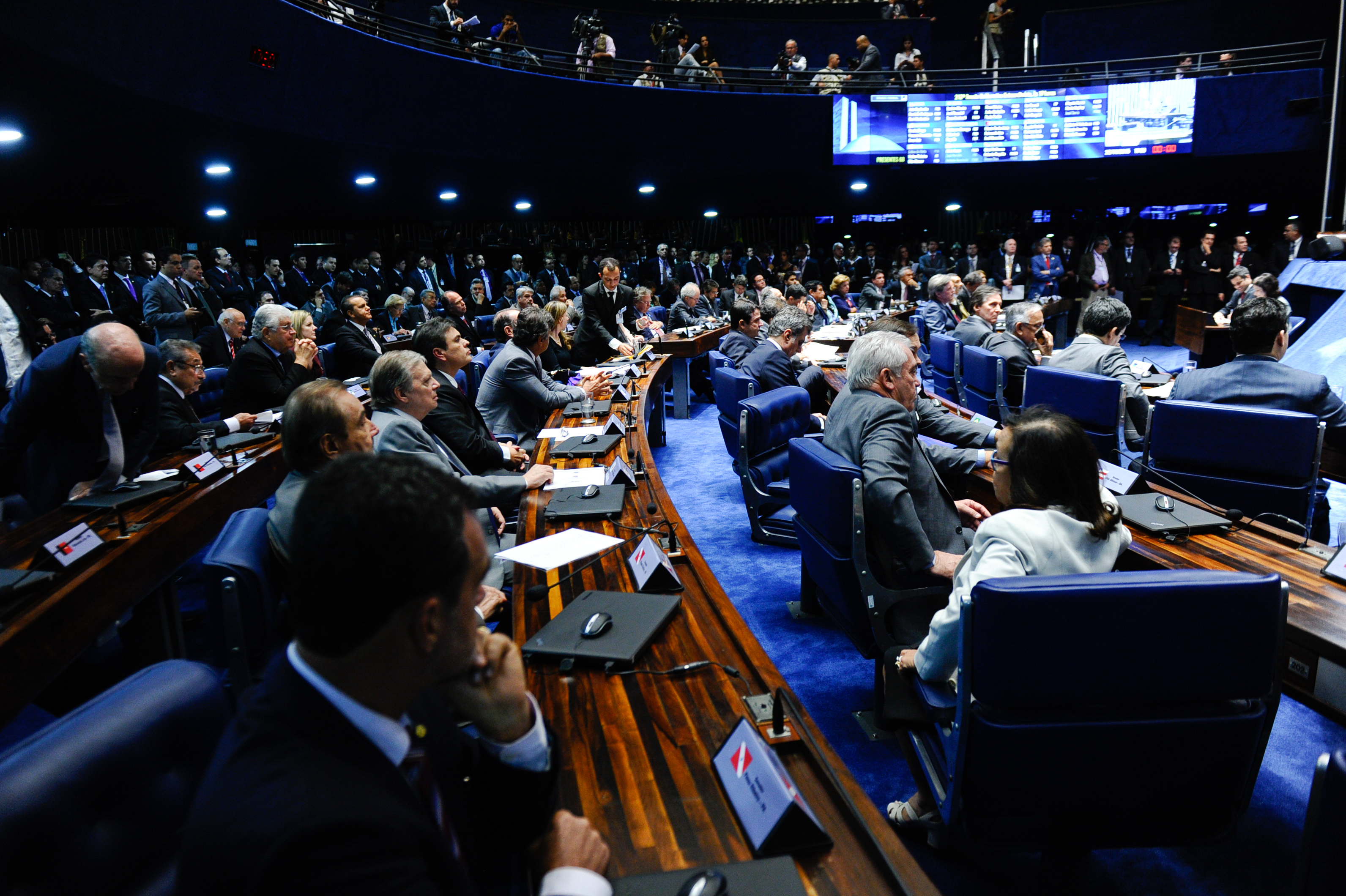 Paim e Pinheiro foram os únicos petistas que contrariaram a orientação da bancada e defenderam que Delcídio deveria permanecer em detenção preventiva durante votação ontem à noite no plenário do Senado. | Marcos Oliveira/ Agência Senado/Fotos Públicas