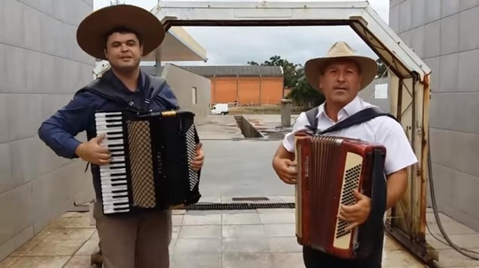 Dupla “Dois do Sul” produziu clipe em um lava-jato para ressaltar que não é mais carro que está sendo lavado, mas dinheiro de políticos | Reprodução/YouTube