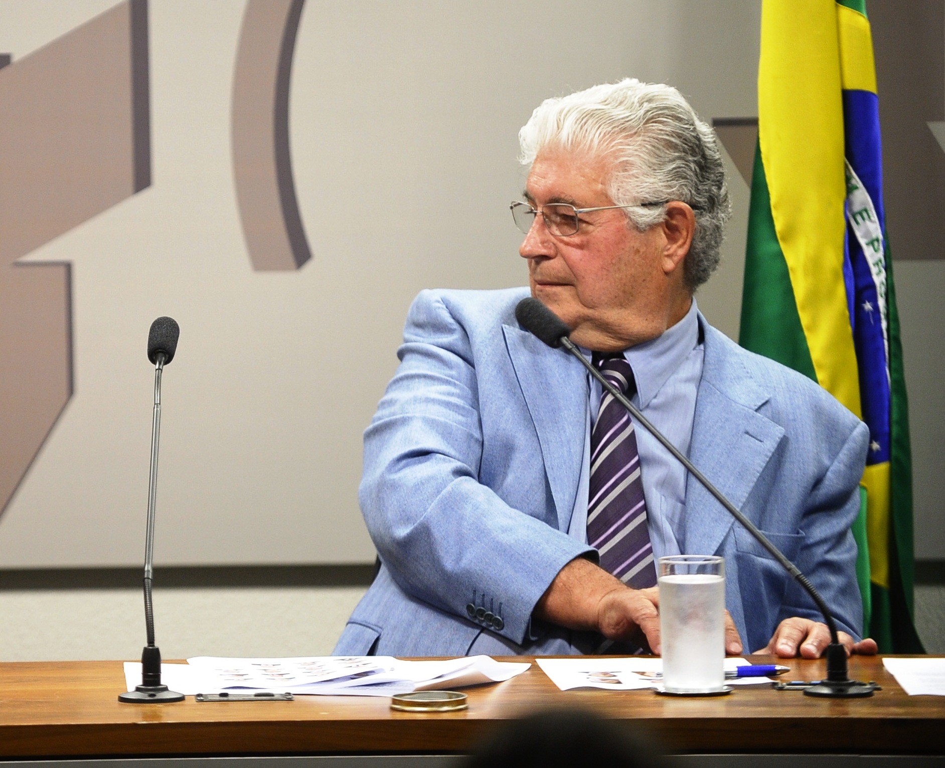 O texto aprovado diz que o direito de resposta poderá ser exercido, conforme o caso, por um representante legal do ofendido, ou ainda pelo cônjuge, descendente, ou irmão do ofendido que esteja ausente do país ou tenha falecido depois do recurso. | /