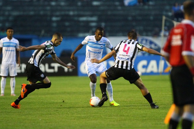 Tubarão ficou no 0 a 0 no tempo normal com o Tupi e se classificou nos pênaltis. | Gilberto Abelha/Jornal de Londrina