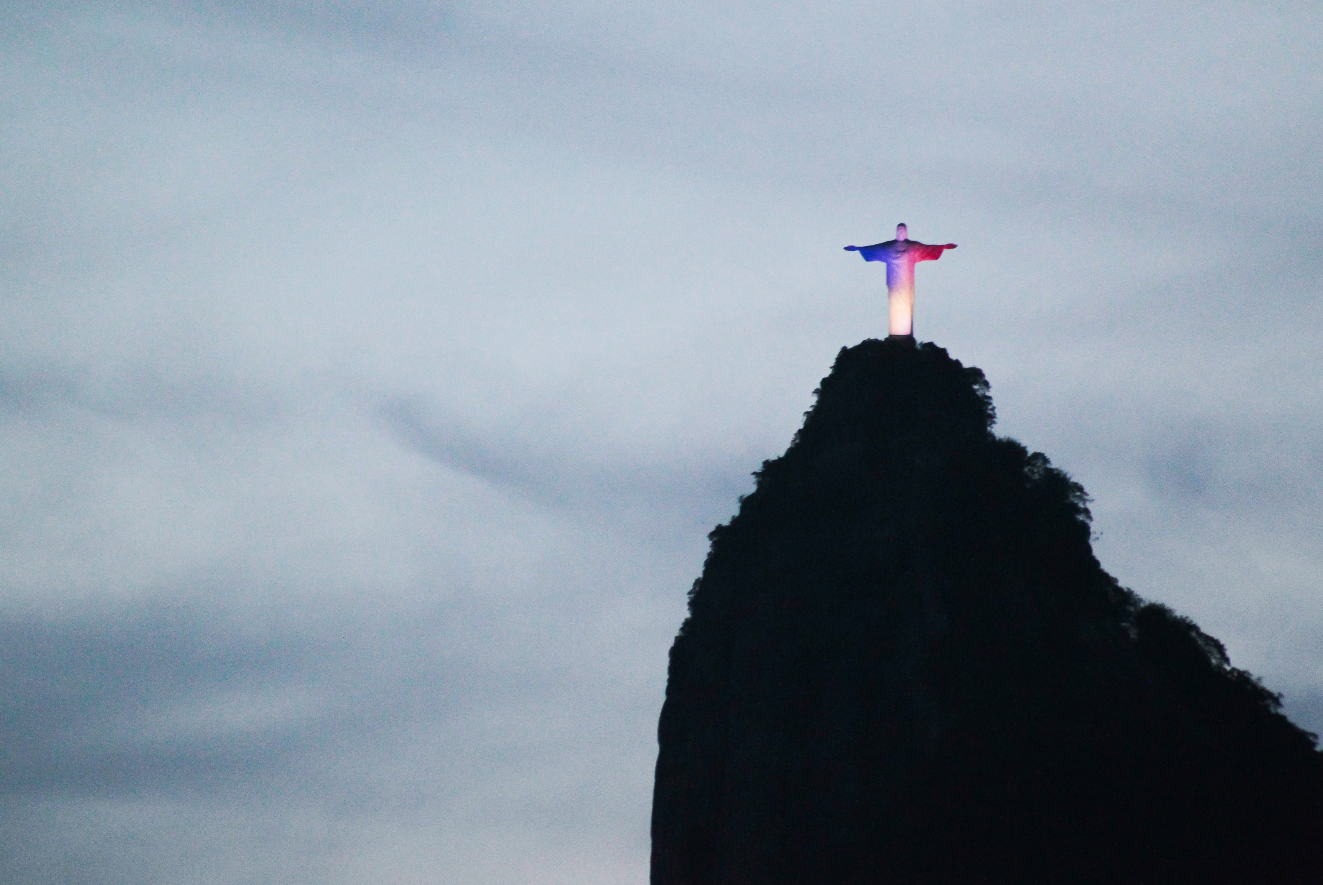 Cristo Redentor iluminado com as cores da bandeira francesa. | Shana Reis/GERJ