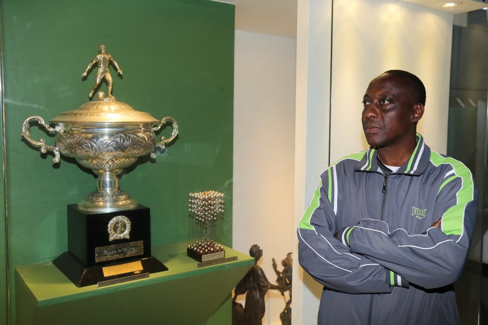 Toby posa ao lado da taça de campeão brasileiro: último registro co jogado no Coritiba, em julho. | Ivonaldo Alexandre/Gazeta do Povo