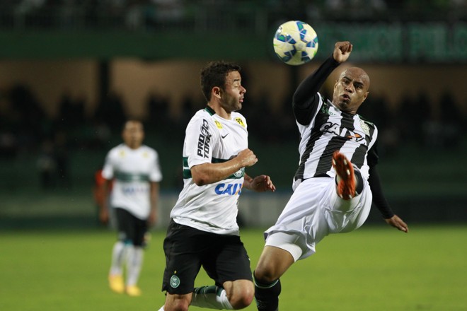 Juan, do Coritiba, é marcado pelo volante Paulo Roberto, do Figueirense. | Daniel Castellano/Gazeta do Povo