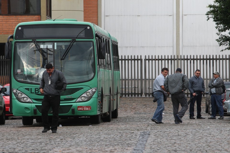 Na manhã de segunda-feira (23) , viação Araucária Filial ficou de portões fechados. | Aniele Nascimento/Gazeta do Povo
