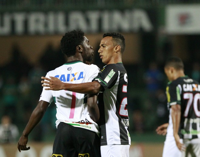 Negueba bate boca com Leandro Silva no empate do Coritiba com o Figueirense. | Daniel Castellano/Gazeta do Povo