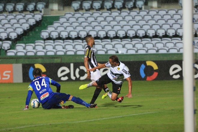 Wilson defende a bola protegida por Carlinhos no ataque do Santos. | Ivonaldo Alexandre/Gazeta do Povo