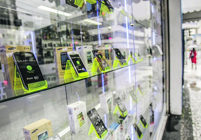Conta de telefonia fixa, móvel e internet pode subir 40% com a mudança nos tributos | Daniel Castellano/Gazeta do Povo