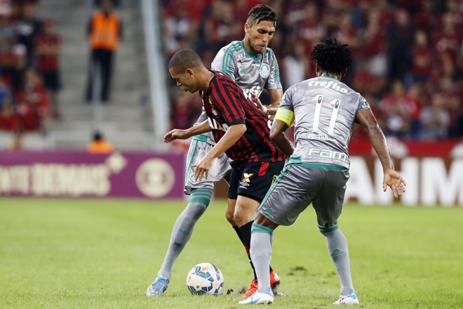 Marcos Guilherme tenta passar pela marcação do Palmeiras. | Albari Rosa/Gazeta do Povo