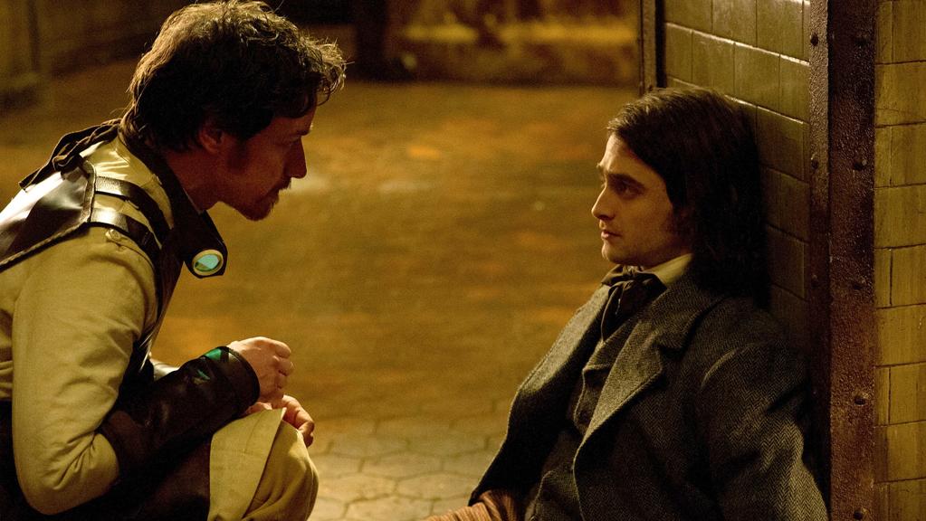 Victor Frankenstein (James McAvoy) e o assistente Igor (Daniel Radcliffe). | /Divulgação